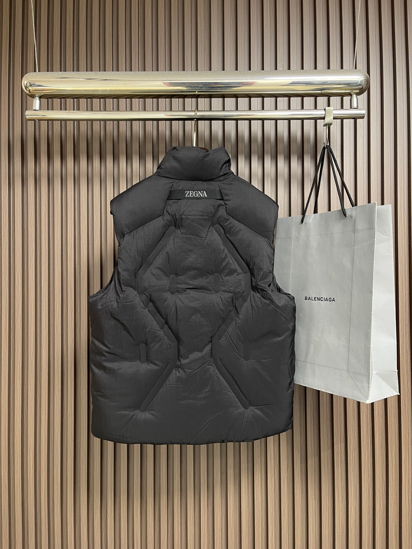 🛒🛒Zegna 高端滑雪系列男士立领羽绒马甲外套 山脊之上的轻盈堡垒 当雪线在远处铺展，风开始携带寒意，你需要一件既无惧