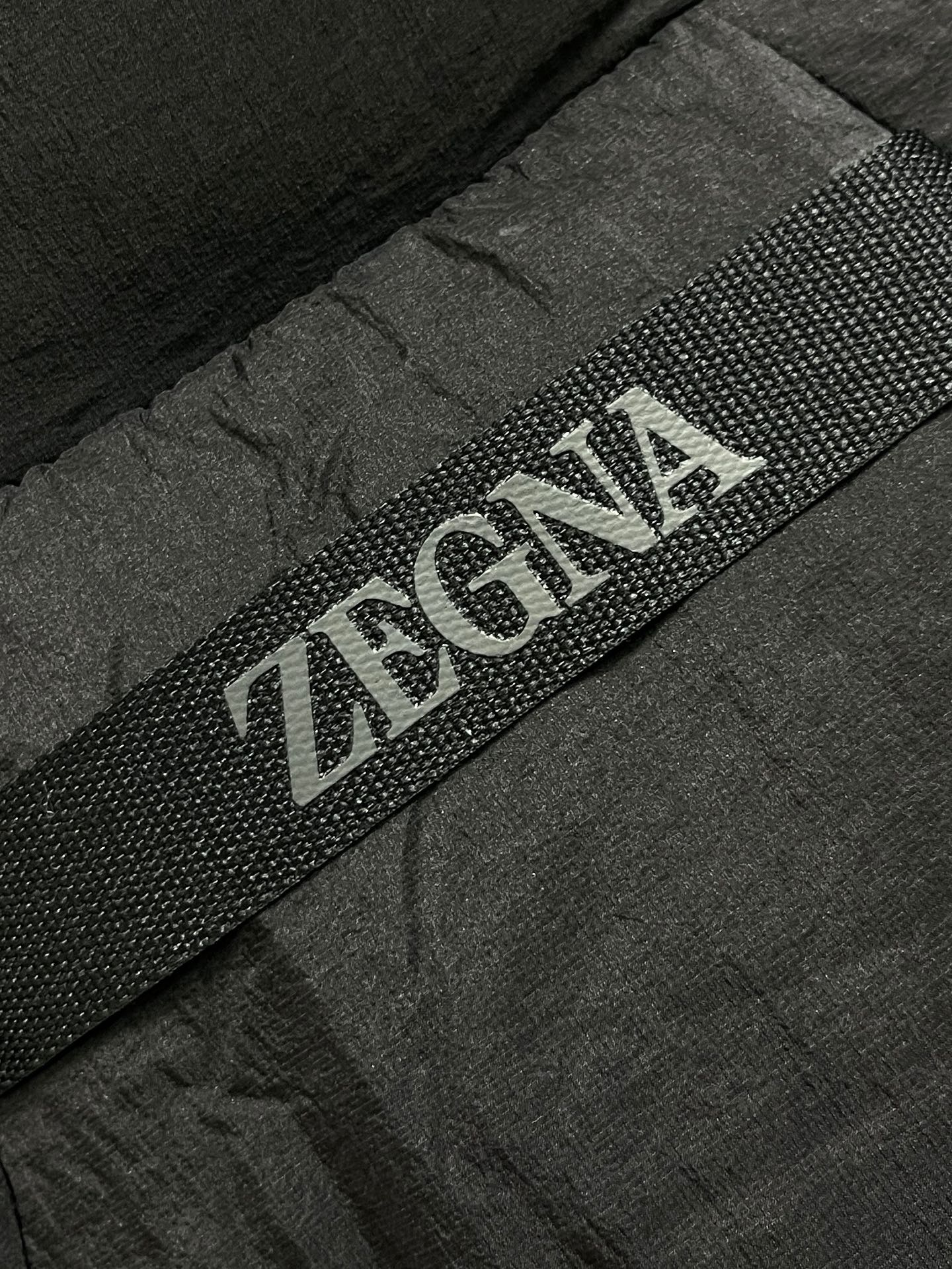 🛒🛒Zegna 高端滑雪系列男士立领羽绒马甲外套 山脊之上的轻盈堡垒 当雪线在远处铺展，风开始携带寒意，你需要一件既无惧