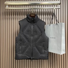 🛒🛒Zegna 高端滑雪系列男士立领羽绒马甲外套 山脊之上的轻盈堡垒 当雪线在远处铺展,风开始携带寒意,你需要一件既无惧 🛒🛒Zegna 高端滑雪系列男士立领羽绒马甲外套 山脊之上的轻盈堡垒 当雪线在远处铺展,风开始携带寒意,你需要一件既无惧