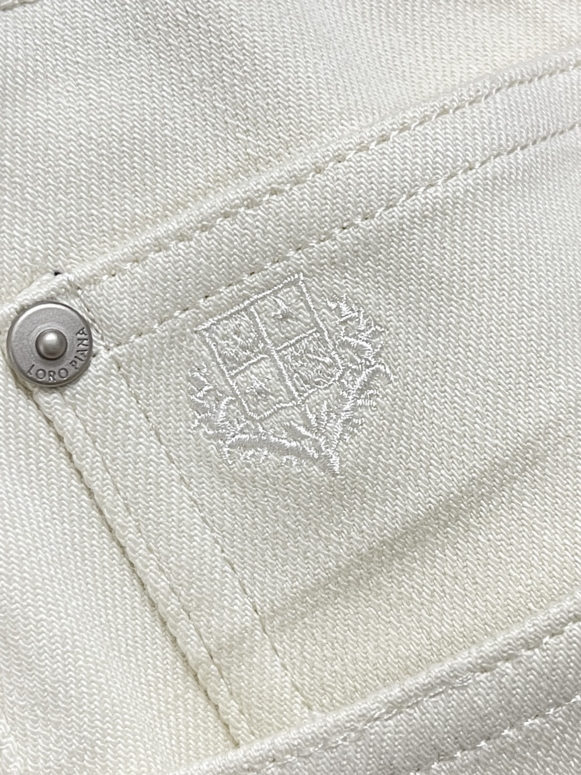 🛒🛒LoroPiana Loro Piana 经典水洗牛仔裤，后腰皮革标牌，品牌感满满！直筒版型，修饰腿型又弹力拉满舒适
