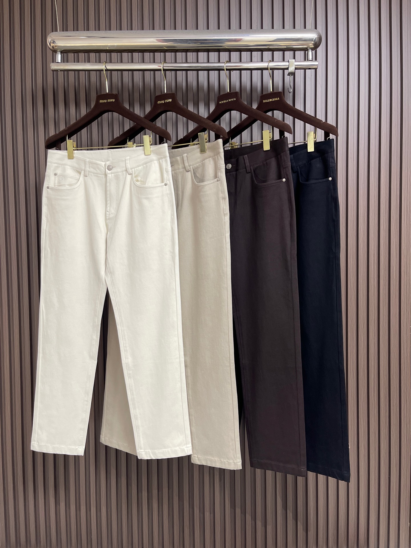 🛒🛒LoroPiana Loro Piana 经典水洗牛仔裤，后腰皮革标牌，品牌感满满！直筒版型，修饰腿型又弹力拉满舒适