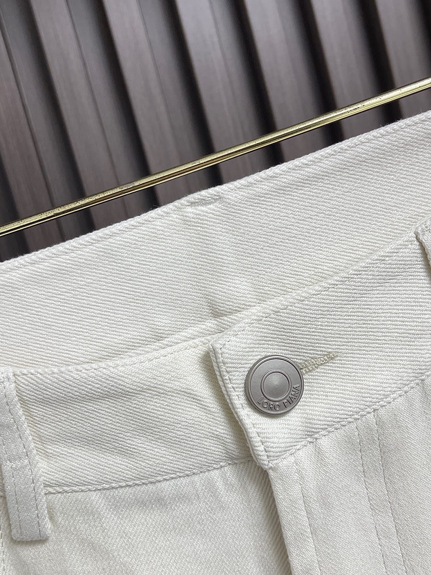 🛒🛒LoroPiana Loro Piana 经典水洗牛仔裤，后腰皮革标牌，品牌感满满！直筒版型，修饰腿型又弹力拉满舒适