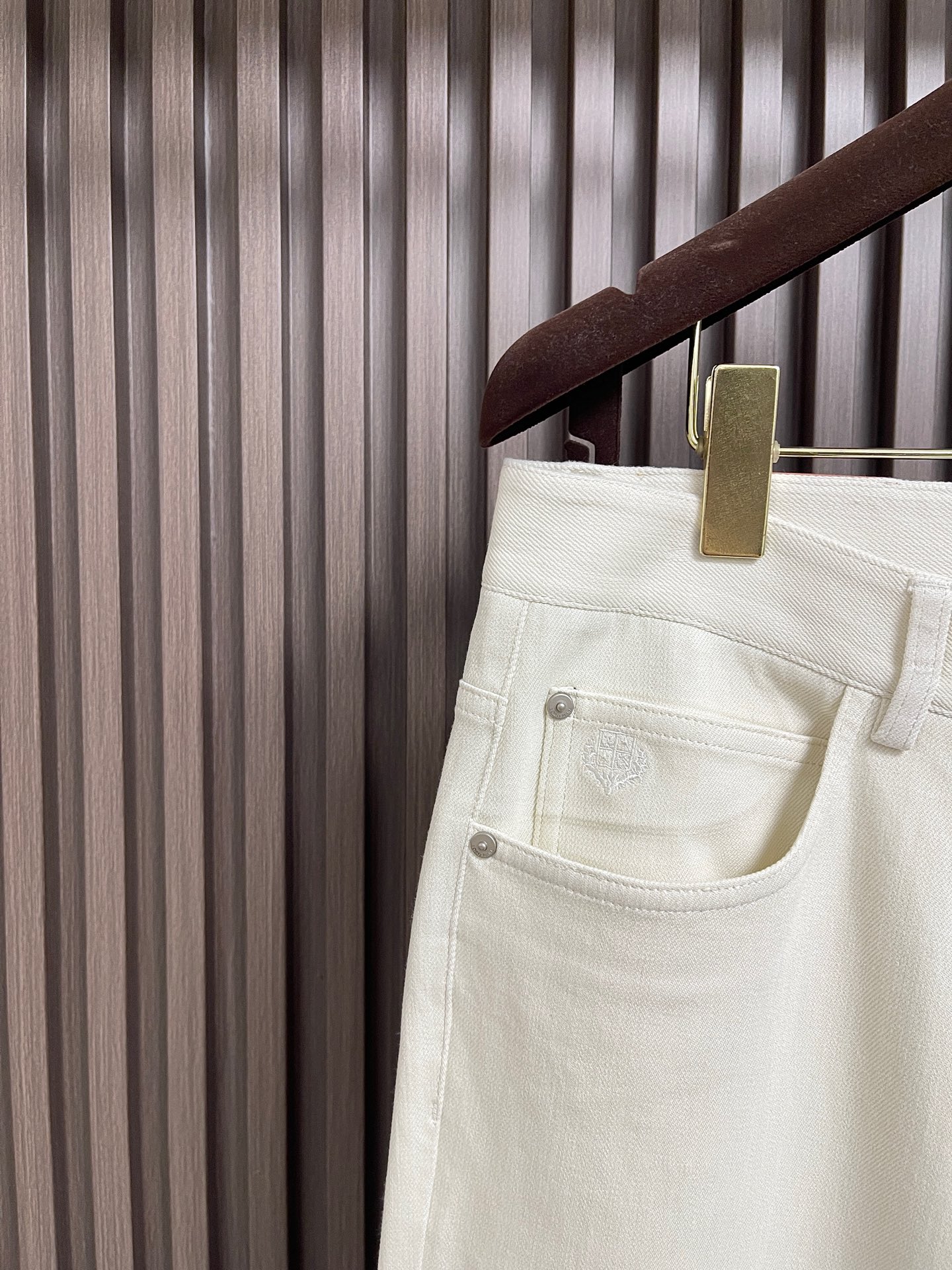 🛒🛒LoroPiana Loro Piana 经典水洗牛仔裤，后腰皮革标牌，品牌感满满！直筒版型，修饰腿型又弹力拉满舒适