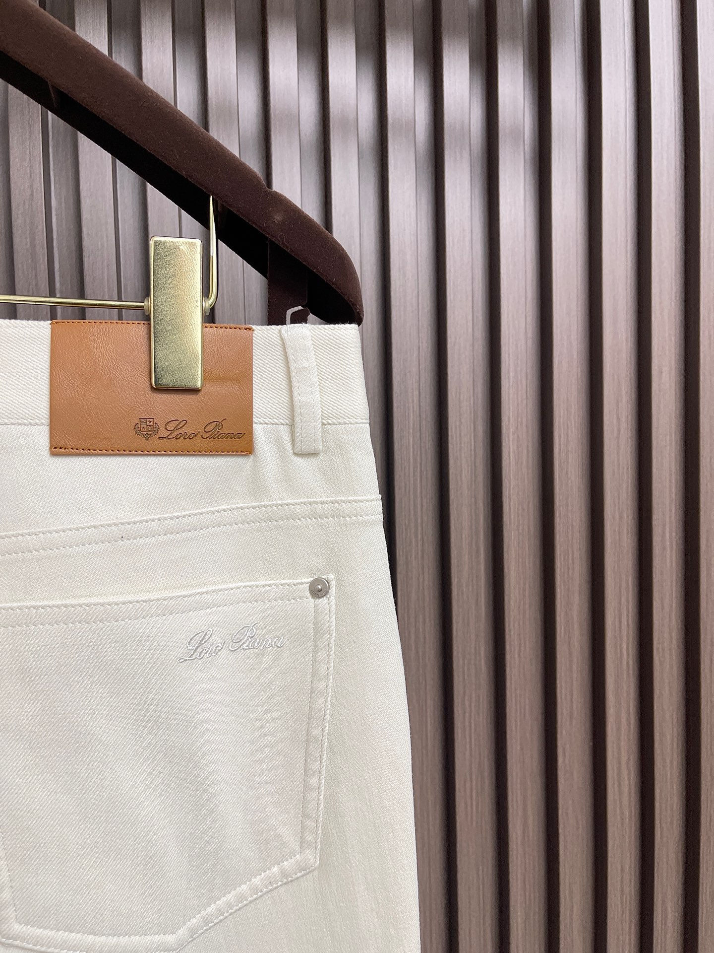 🛒🛒LoroPiana Loro Piana 经典水洗牛仔裤，后腰皮革标牌，品牌感满满！直筒版型，修饰腿型又弹力拉满舒适