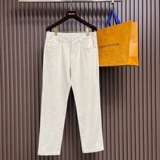 🛒🛒LoroPiana Loro Piana 经典水洗牛仔裤,后腰皮革标牌,品牌感满满!直筒版型,修饰腿型又弹力拉满舒适 🛒🛒LoroPiana Loro Piana 经典水洗牛仔裤,后腰皮革标牌,品牌感满满!直筒版型,修饰腿型又弹力拉满舒适