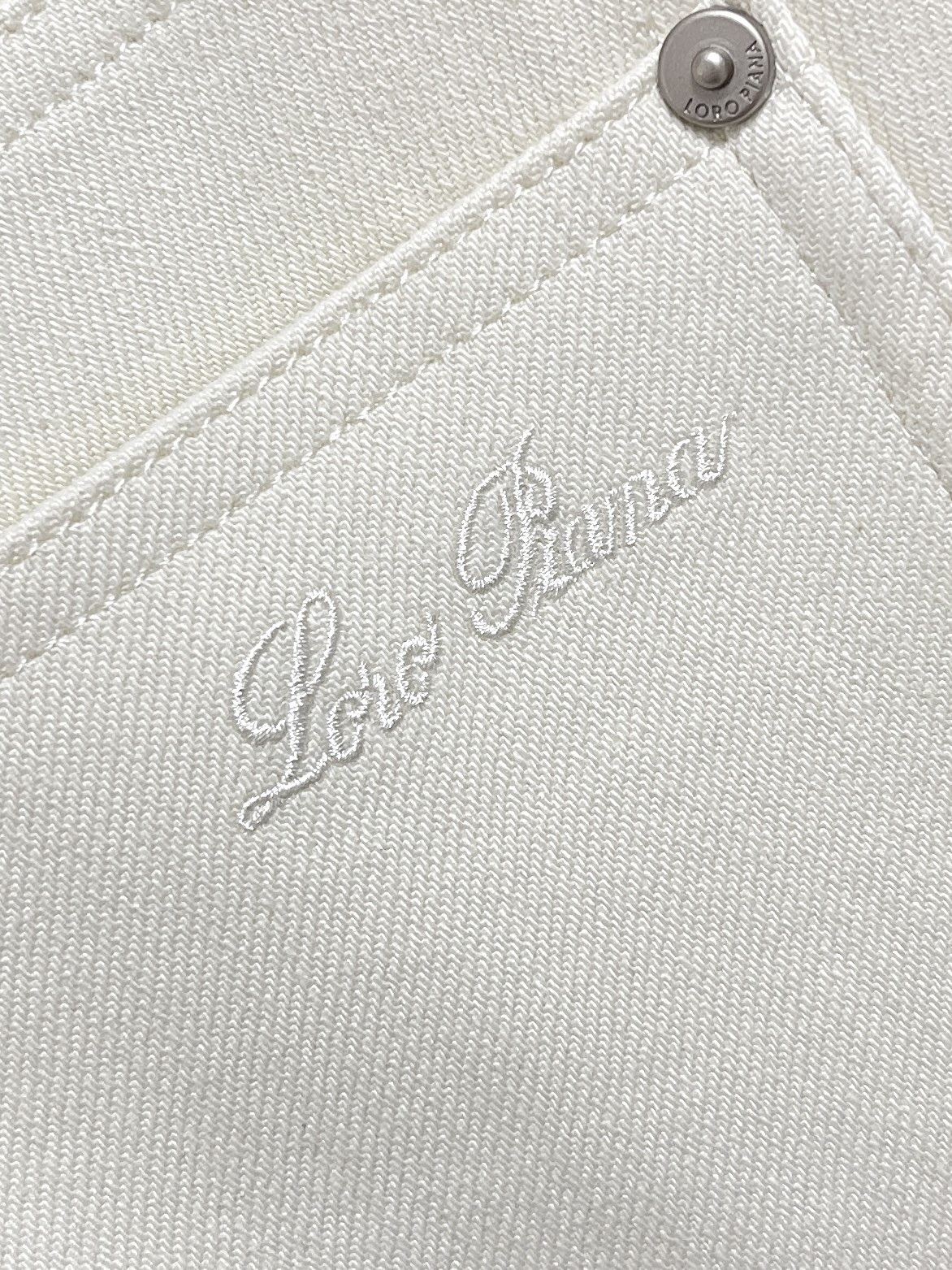 🛒🛒LoroPiana Loro Piana 经典水洗牛仔裤，后腰皮革标牌，品牌感满满！直筒版型，修饰腿型又弹力拉满舒适
