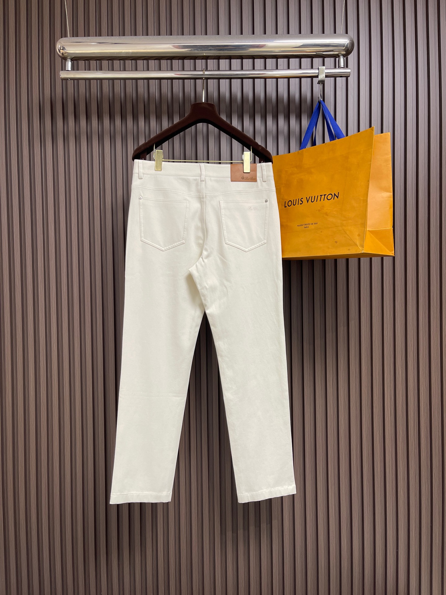 🛒🛒LoroPiana Loro Piana 经典水洗牛仔裤，后腰皮革标牌，品牌感满满！直筒版型，修饰腿型又弹力拉满舒适