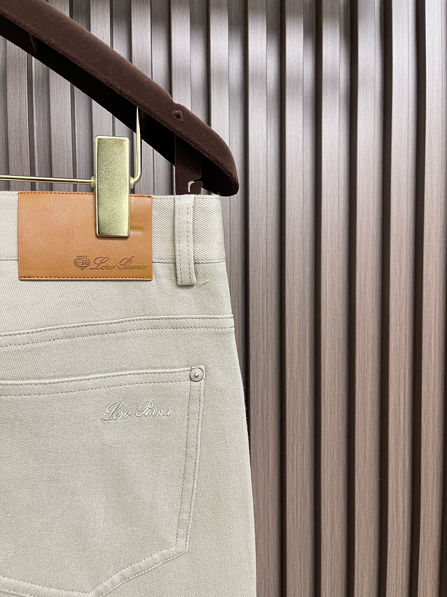 🛒🛒LoroPiana Loro Piana 经典水洗牛仔裤，后腰皮革标牌，品牌感满满！直筒版型，修饰腿型又弹力拉满舒适