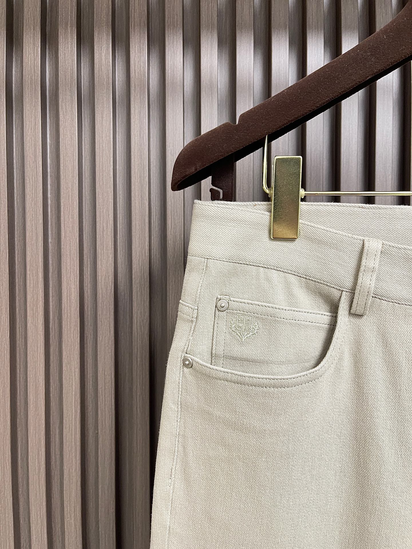 🛒🛒LoroPiana Loro Piana 经典水洗牛仔裤，后腰皮革标牌，品牌感满满！直筒版型，修饰腿型又弹力拉满舒适