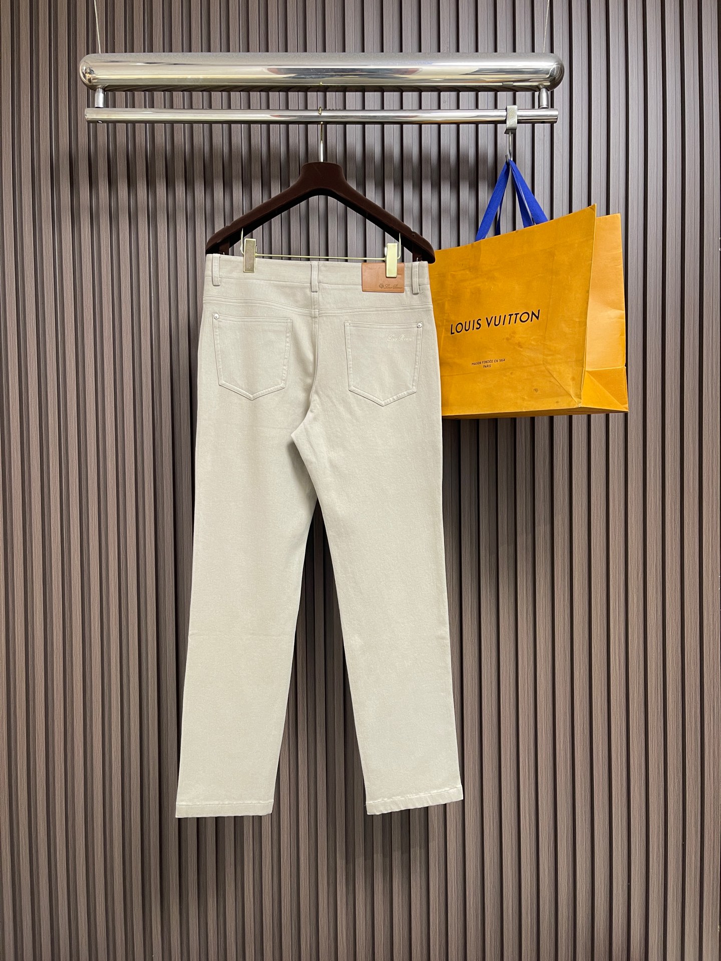 🛒🛒LoroPiana Loro Piana 经典水洗牛仔裤，后腰皮革标牌，品牌感满满！直筒版型，修饰腿型又弹力拉满舒适