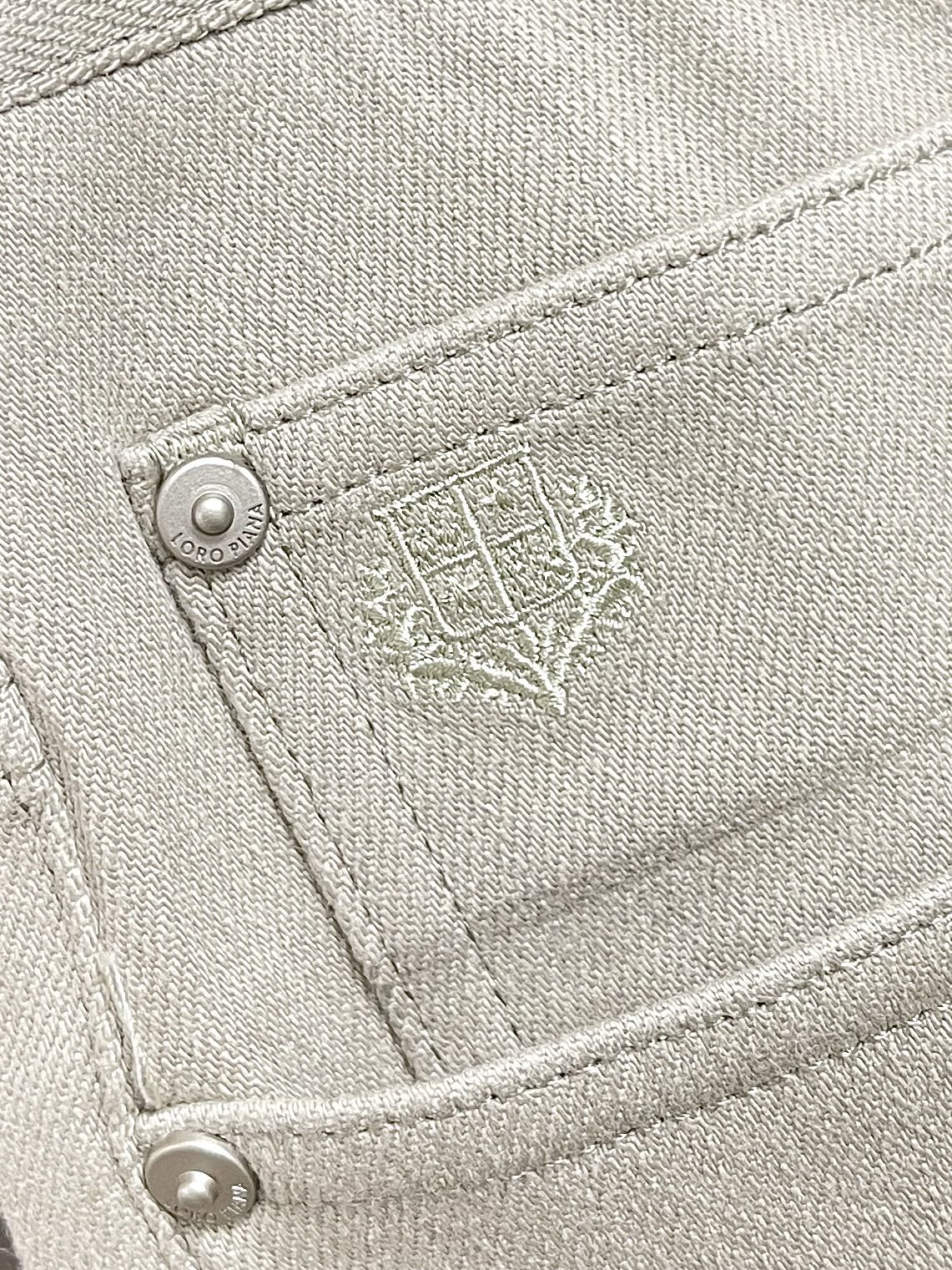 🛒🛒LoroPiana Loro Piana 经典水洗牛仔裤，后腰皮革标牌，品牌感满满！直筒版型，修饰腿型又弹力拉满舒适