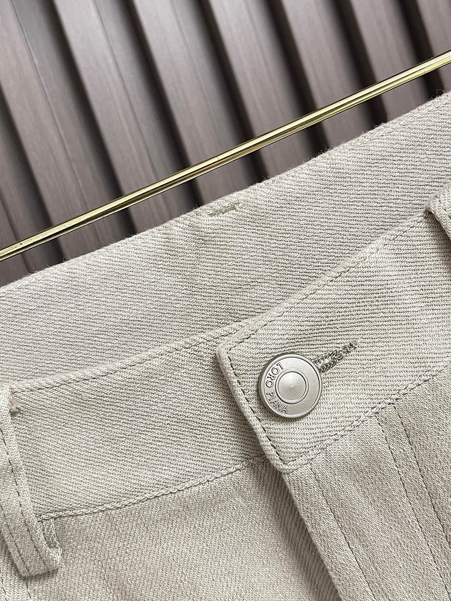 🛒🛒LoroPiana Loro Piana 经典水洗牛仔裤，后腰皮革标牌，品牌感满满！直筒版型，修饰腿型又弹力拉满舒适