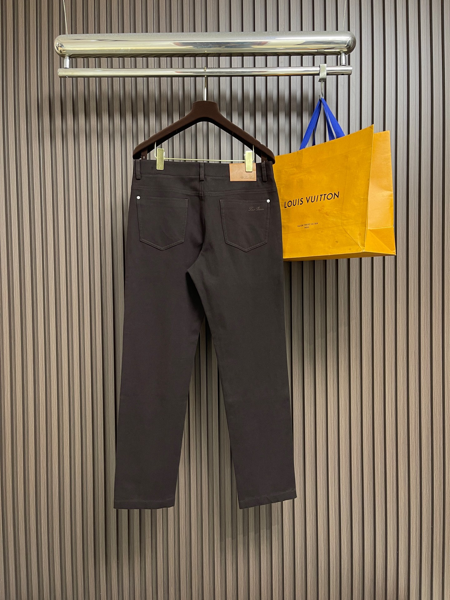 🛒🛒LoroPiana Loro Piana 经典水洗牛仔裤，后腰皮革标牌，品牌感满满！直筒版型，修饰腿型又弹力拉满舒适