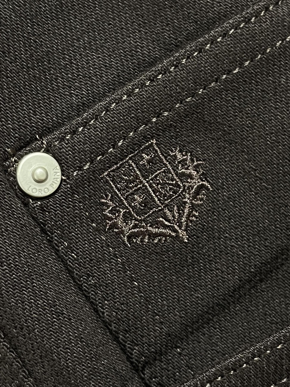 🛒🛒LoroPiana Loro Piana 经典水洗牛仔裤，后腰皮革标牌，品牌感满满！直筒版型，修饰腿型又弹力拉满舒适
