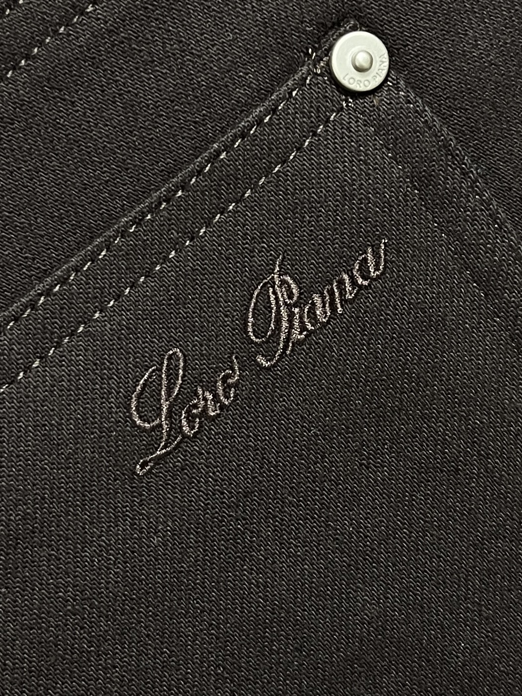 🛒🛒LoroPiana Loro Piana 经典水洗牛仔裤，后腰皮革标牌，品牌感满满！直筒版型，修饰腿型又弹力拉满舒适