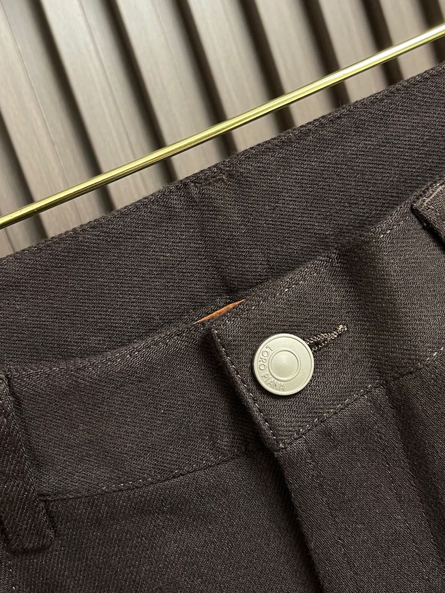 🛒🛒LoroPiana Loro Piana 经典水洗牛仔裤，后腰皮革标牌，品牌感满满！直筒版型，修饰腿型又弹力拉满舒适