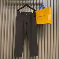 🛒🛒LoroPiana Loro Piana 经典水洗牛仔裤,后腰皮革标牌,品牌感满满!直筒版型,修饰腿型又弹力拉满舒适 🛒🛒LoroPiana Loro Piana 经典水洗牛仔裤,后腰皮革标牌,品牌感满满!直筒版型,修饰腿型又弹力拉满舒适