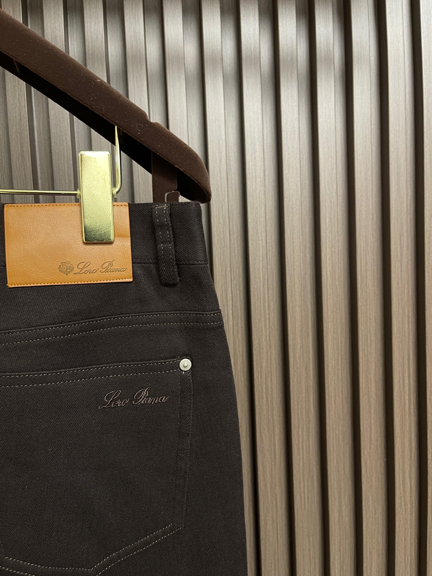 🛒🛒LoroPiana Loro Piana 经典水洗牛仔裤，后腰皮革标牌，品牌感满满！直筒版型，修饰腿型又弹力拉满舒适