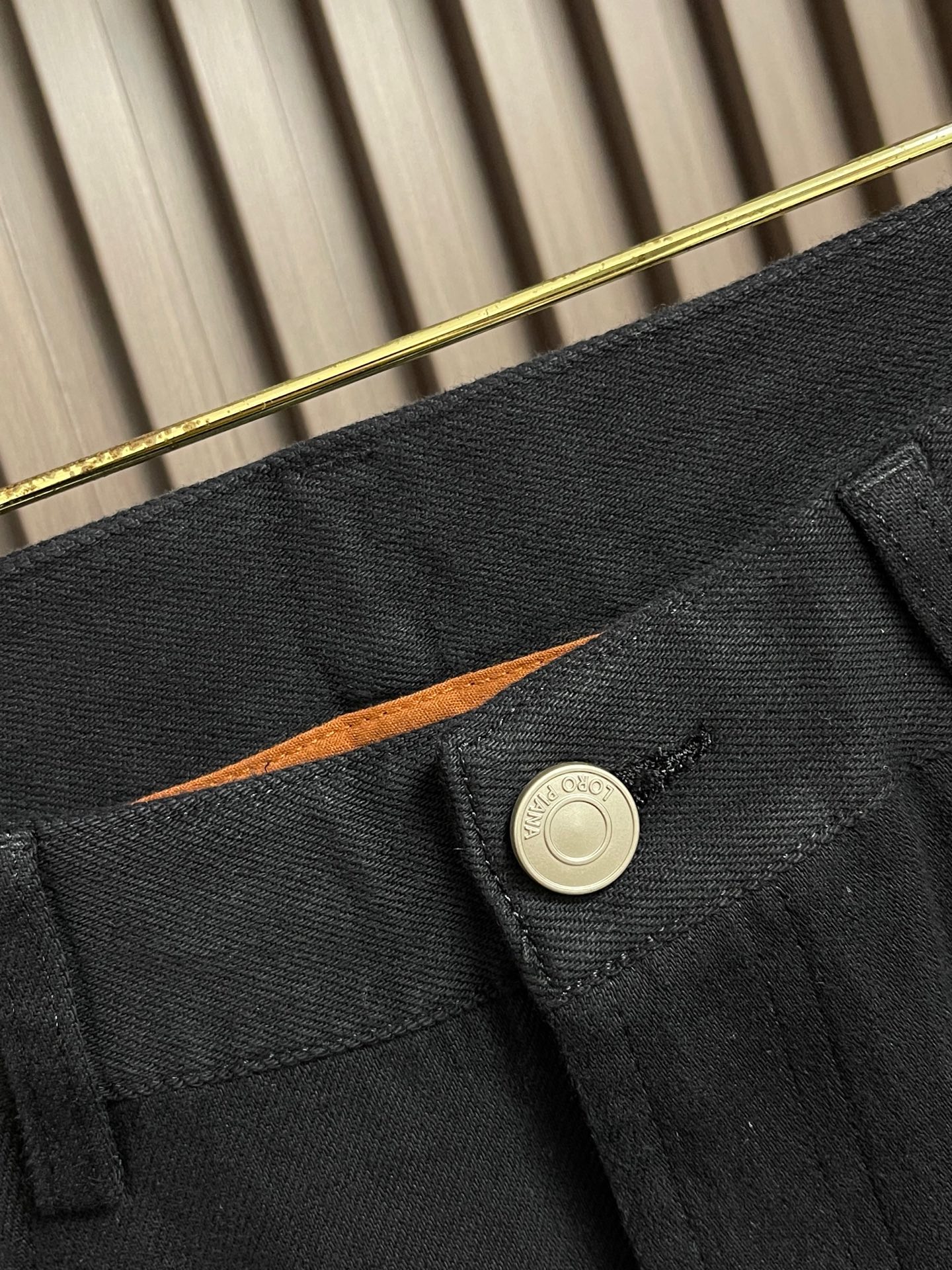 🛒🛒LoroPiana Loro Piana 经典水洗牛仔裤，后腰皮革标牌，品牌感满满！直筒版型，修饰腿型又弹力拉满舒适
