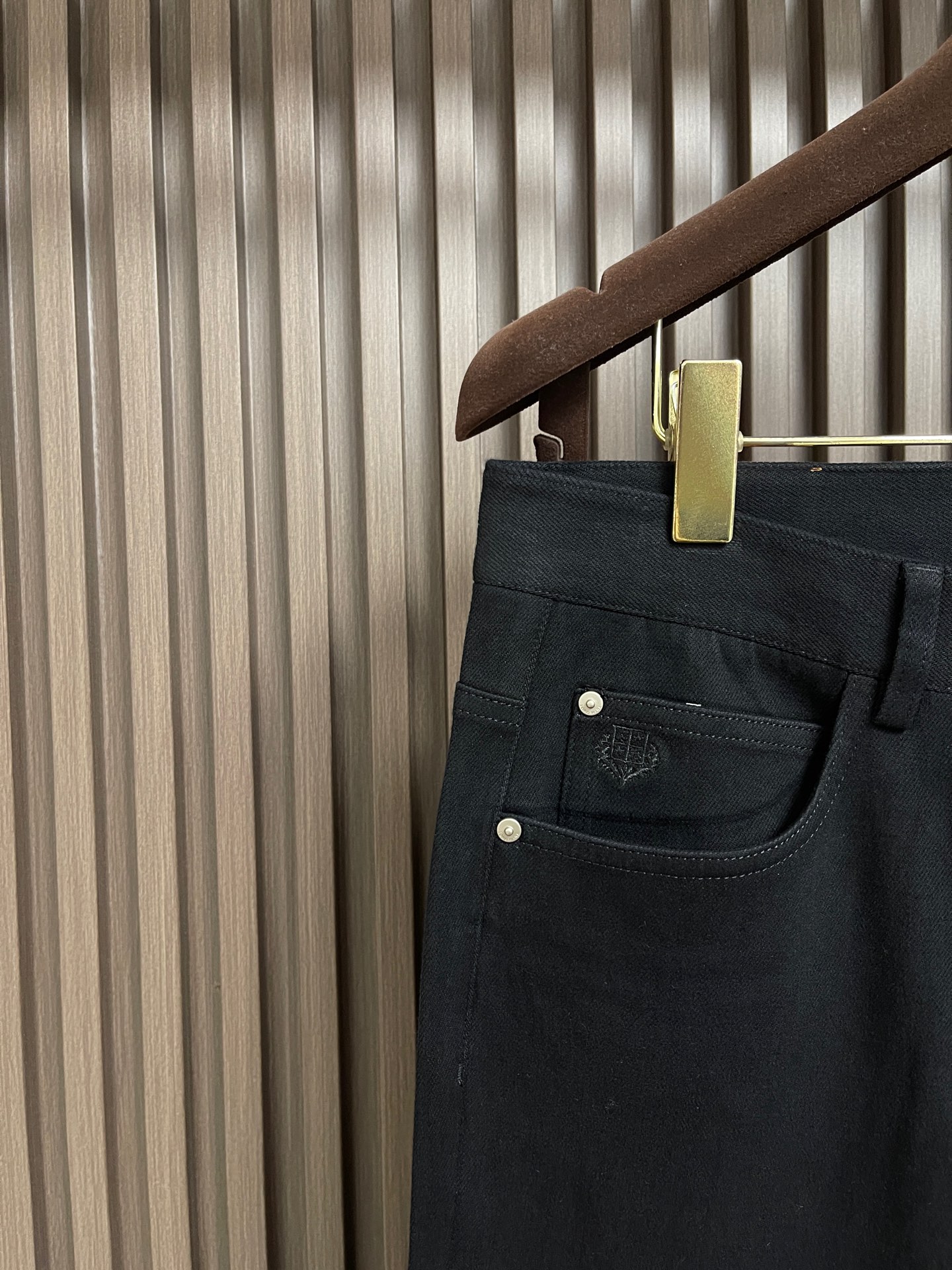 🛒🛒LoroPiana Loro Piana 经典水洗牛仔裤，后腰皮革标牌，品牌感满满！直筒版型，修饰腿型又弹力拉满舒适