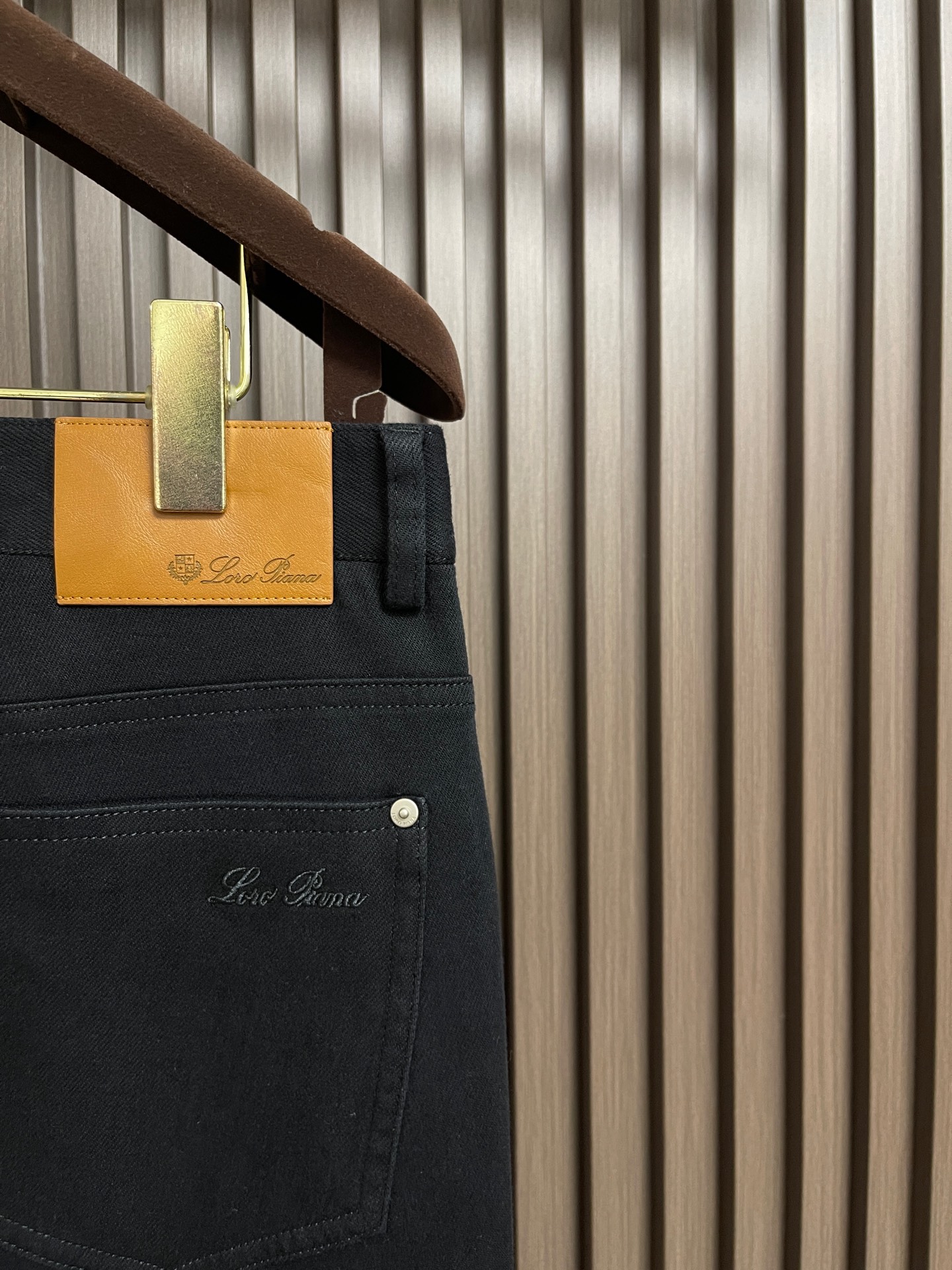 🛒🛒LoroPiana Loro Piana 经典水洗牛仔裤，后腰皮革标牌，品牌感满满！直筒版型，修饰腿型又弹力拉满舒适