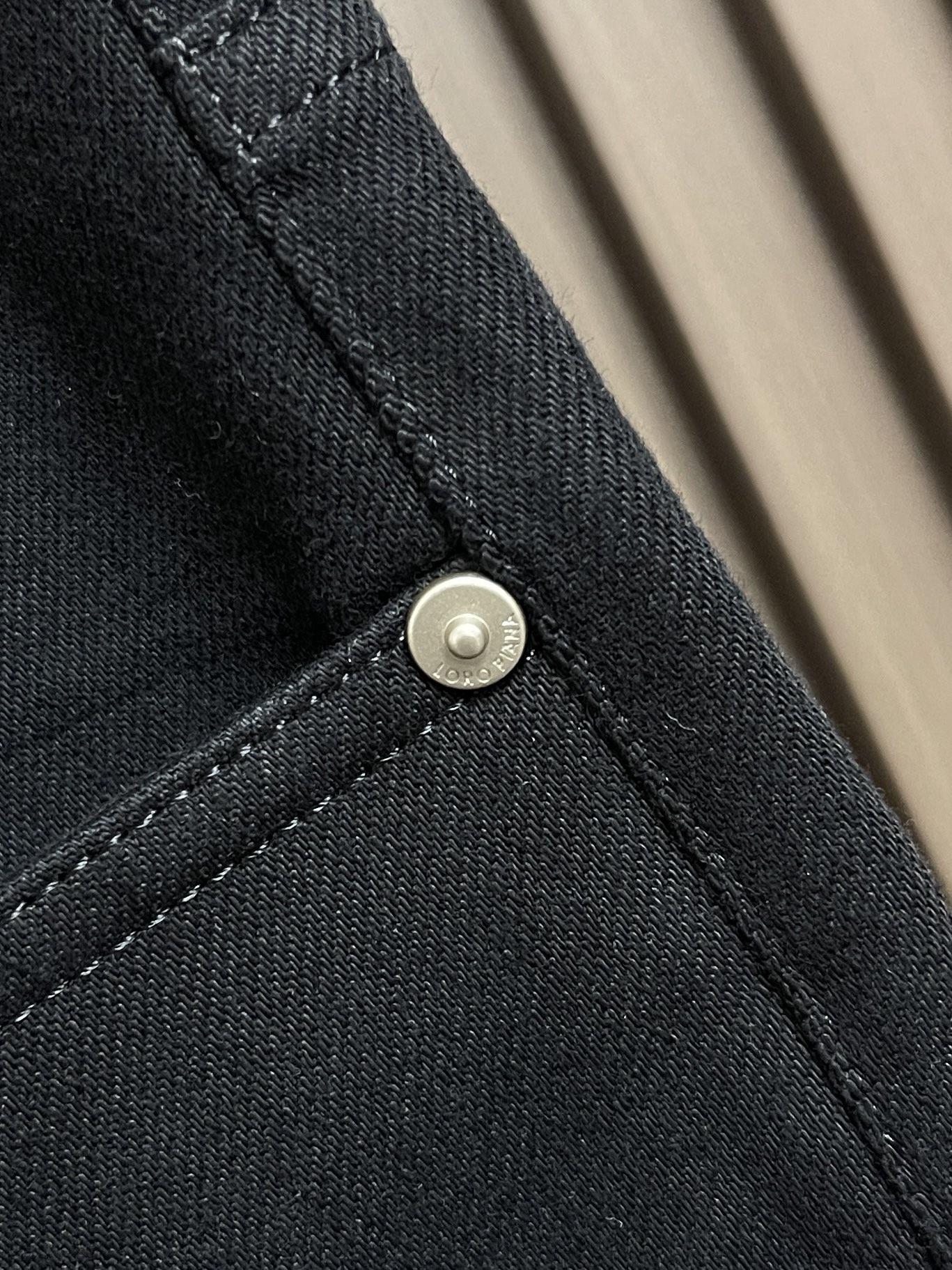 🛒🛒LoroPiana Loro Piana 经典水洗牛仔裤，后腰皮革标牌，品牌感满满！直筒版型，修饰腿型又弹力拉满舒适