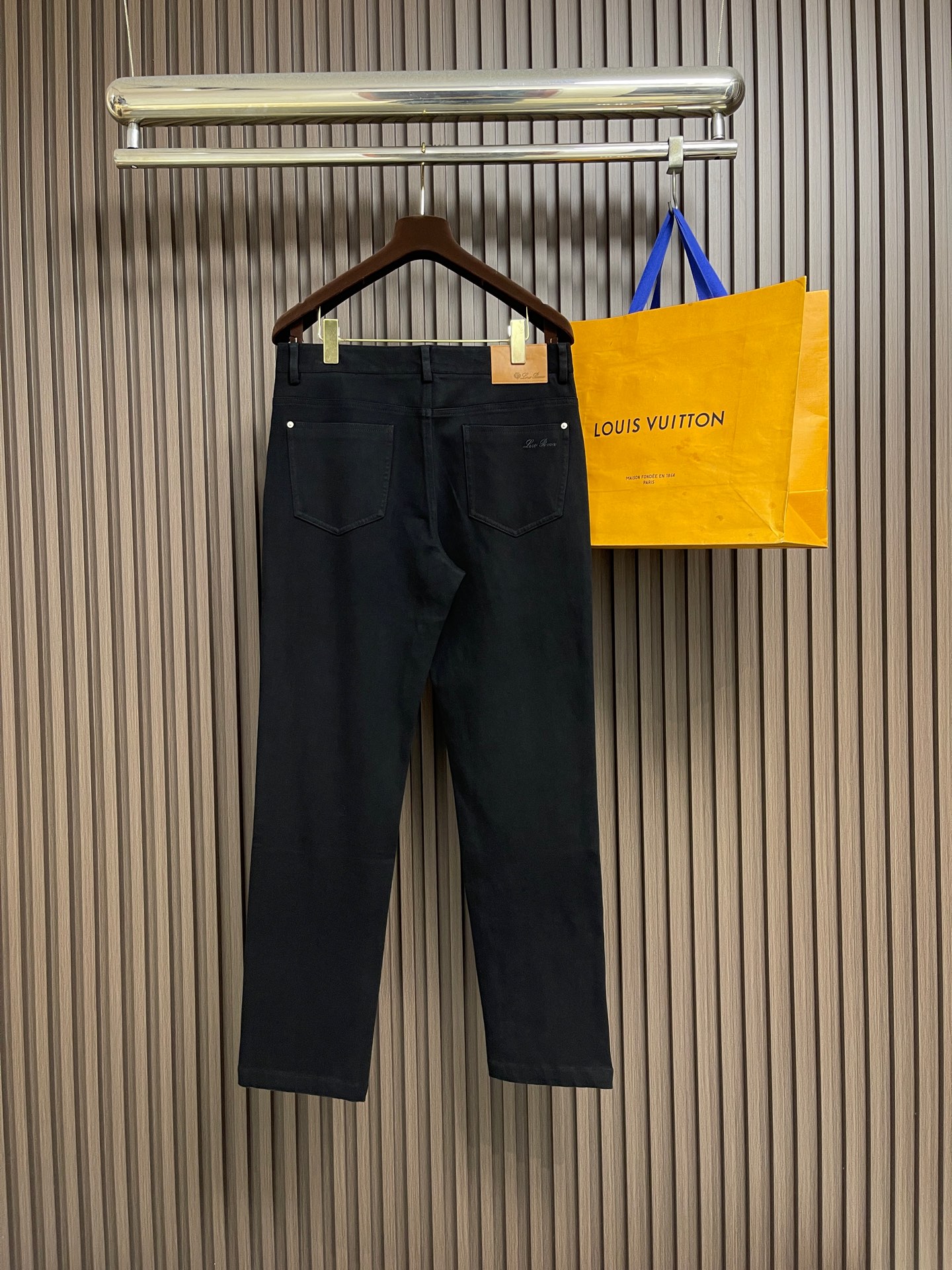🛒🛒LoroPiana Loro Piana 经典水洗牛仔裤，后腰皮革标牌，品牌感满满！直筒版型，修饰腿型又弹力拉满舒适