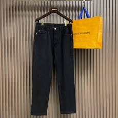 🛒🛒LoroPiana Loro Piana 经典水洗牛仔裤,后腰皮革标牌,品牌感满满!直筒版型,修饰腿型又弹力拉满舒适 🛒🛒LoroPiana Loro Piana 经典水洗牛仔裤,后腰皮革标牌,品牌感满满!直筒版型,修饰腿型又弹力拉满舒适