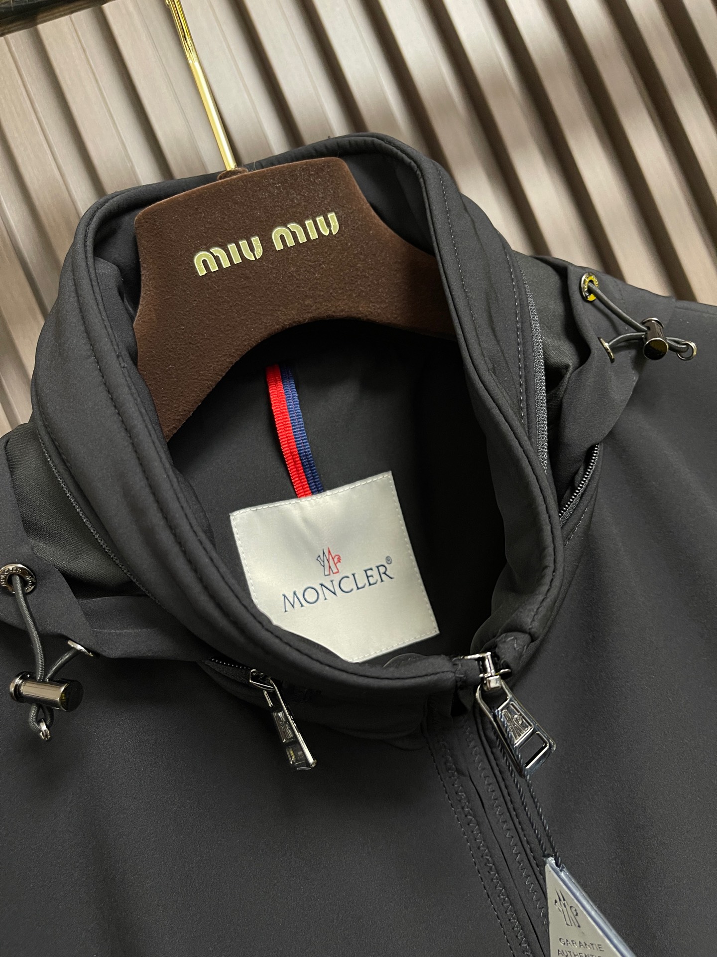 🛒🛒moncler 2026ss早秋新款连帽夹克外套，设计上，它摒弃了传统户外冲锋衣的粗犷，采用了更符合都市审美的商务休