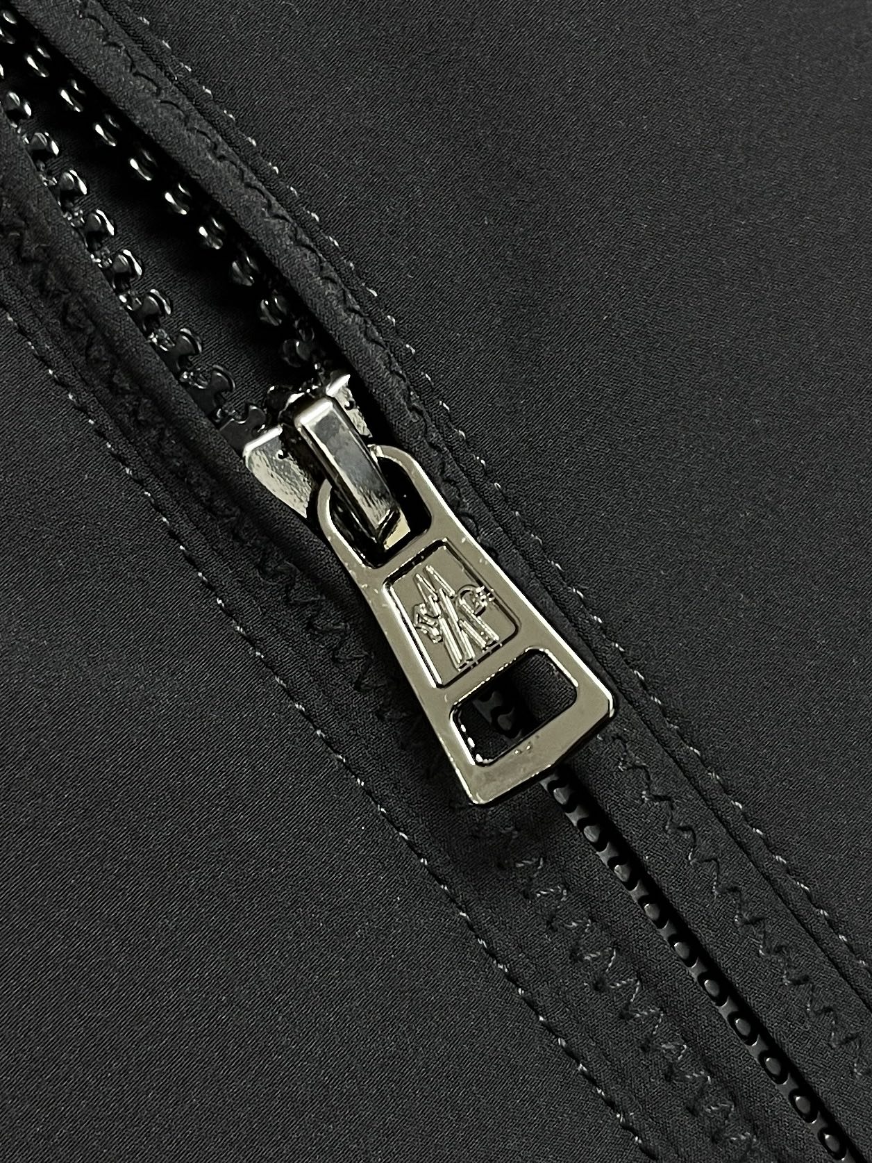 🛒🛒moncler 2026ss早秋新款连帽夹克外套，设计上，它摒弃了传统户外冲锋衣的粗犷，采用了更符合都市审美的商务休