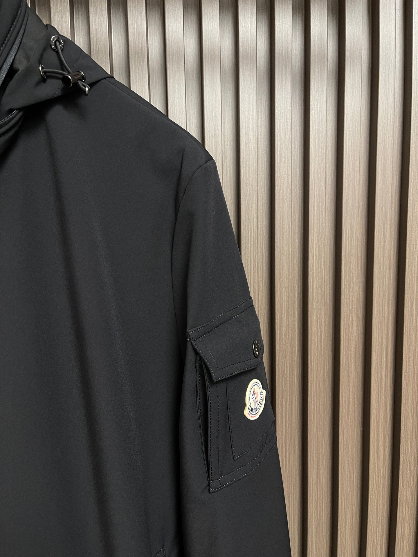 🛒🛒moncler 2026ss早秋新款连帽夹克外套，设计上，它摒弃了传统户外冲锋衣的粗犷，采用了更符合都市审美的商务休