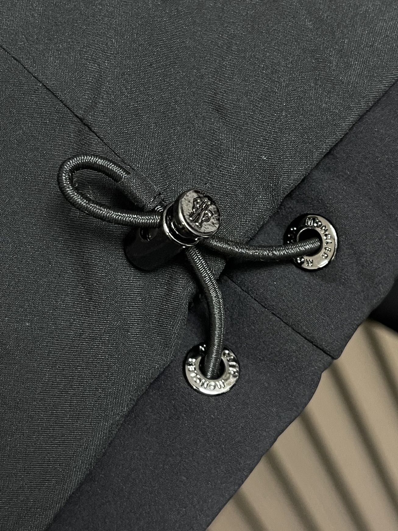🛒🛒moncler 2026ss早秋新款连帽夹克外套，设计上，它摒弃了传统户外冲锋衣的粗犷，采用了更符合都市审美的商务休