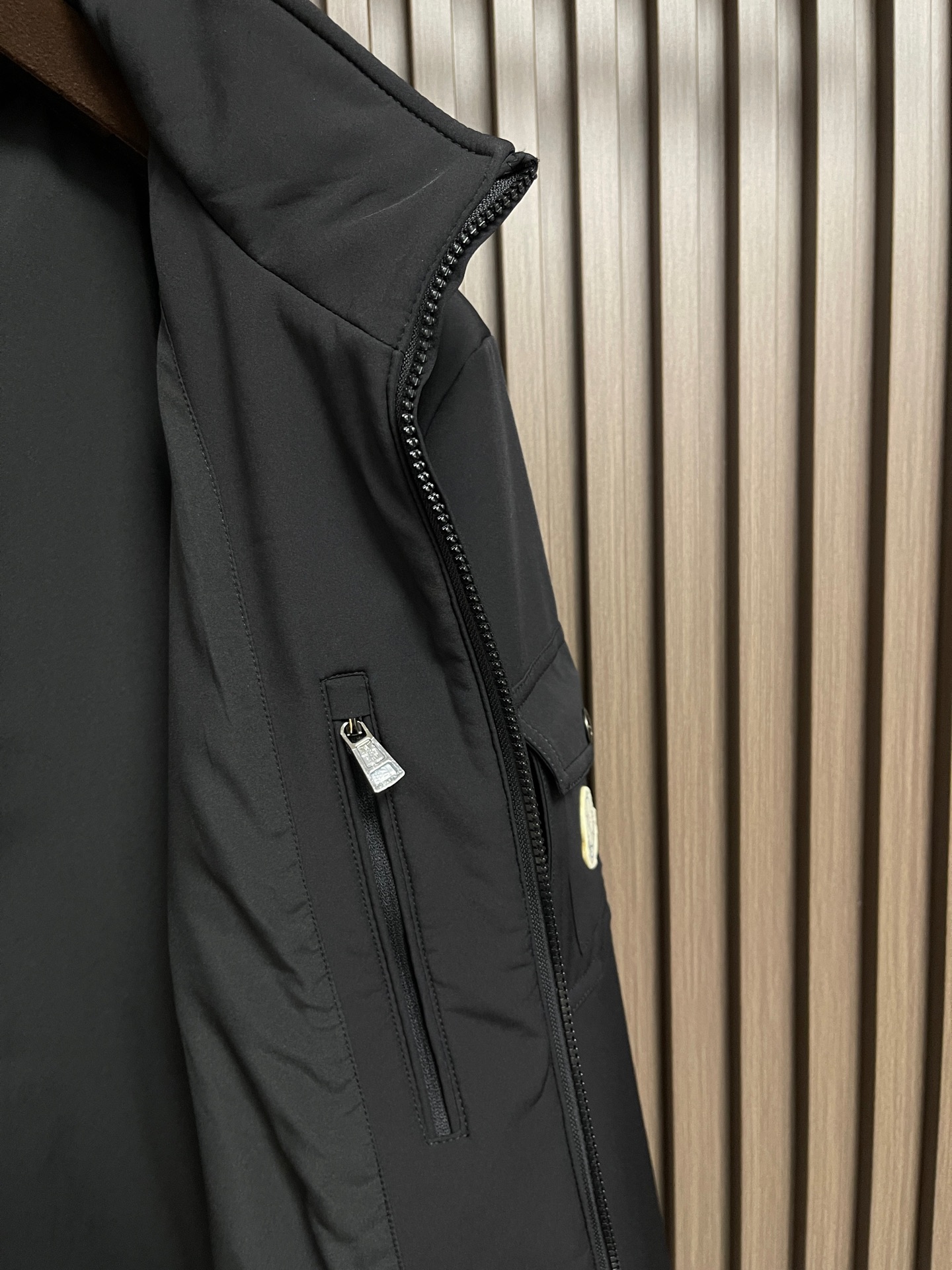 🛒🛒moncler 2026ss早秋新款连帽夹克外套，设计上，它摒弃了传统户外冲锋衣的粗犷，采用了更符合都市审美的商务休