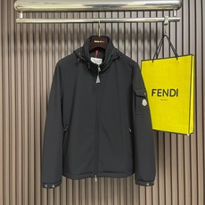 🛒🛒moncler 2026ss早秋新款连帽夹克外套,设计上,它摒弃了传统户外冲锋衣的粗犷,采用了更符合都市审美的商务休 🛒🛒moncler 2026ss早秋新款连帽夹克外套,设计上,它摒弃了传统户外冲锋衣的粗犷,采用了更符合都市审美的商务休