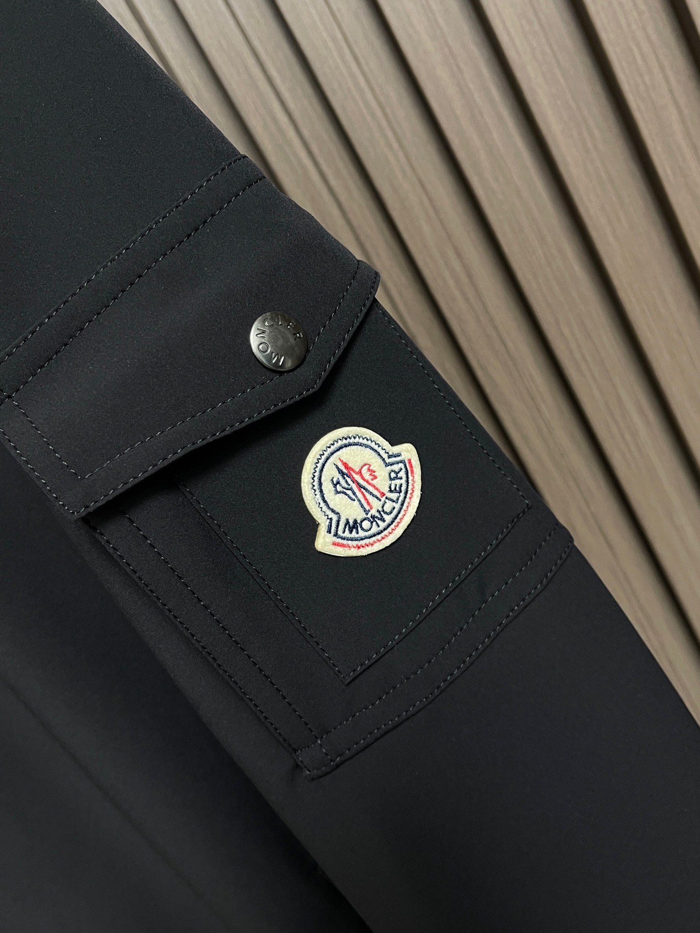 🛒🛒moncler 2026ss早秋新款连帽夹克外套，设计上，它摒弃了传统户外冲锋衣的粗犷，采用了更符合都市审美的商务休
