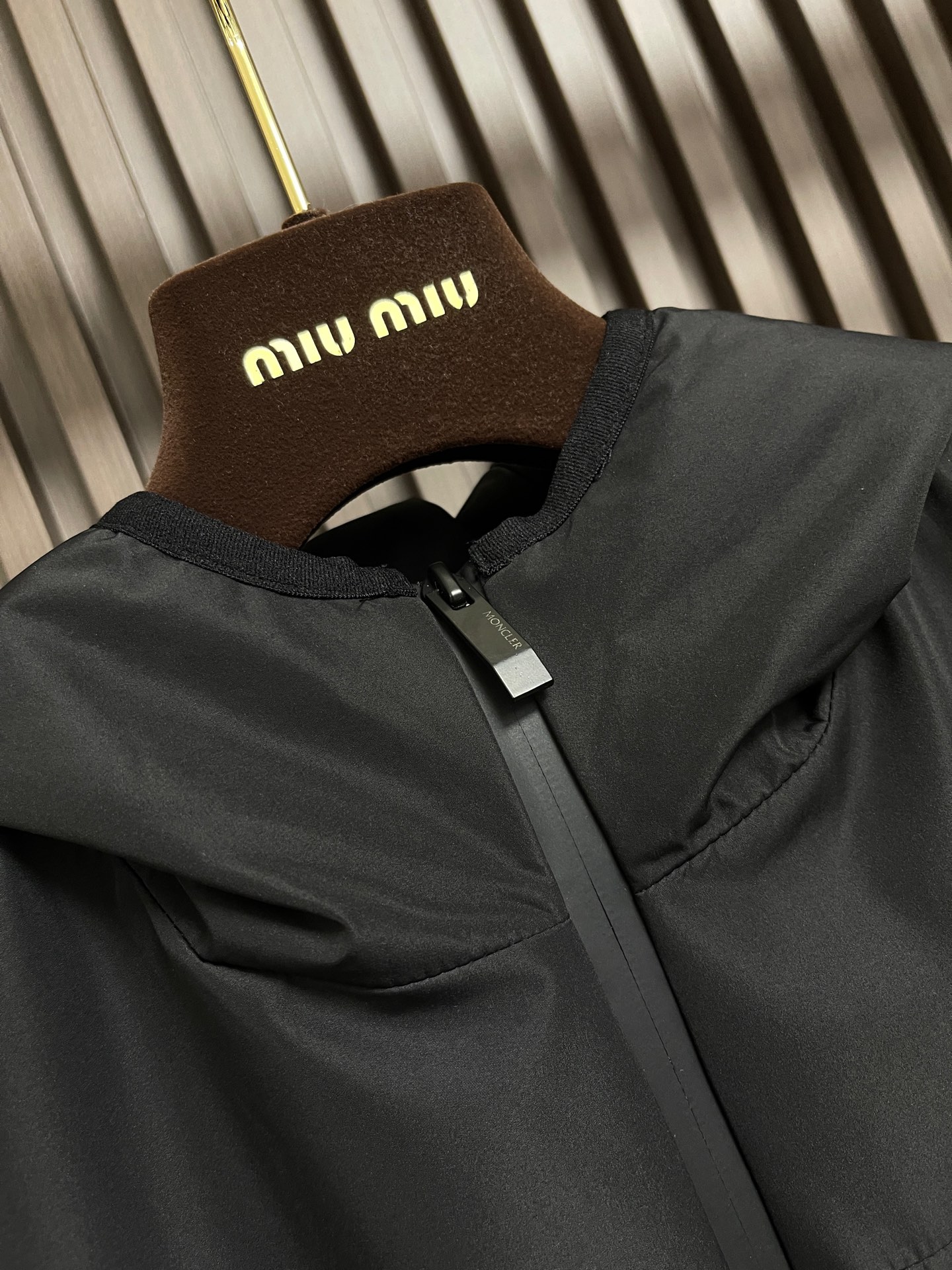 🛒🛒Moncler 2026FW男士连帽夹克外套，休闲日常穿搭单品！上身修饰身形、定制面料将时装美学和新都市商务休闲概念