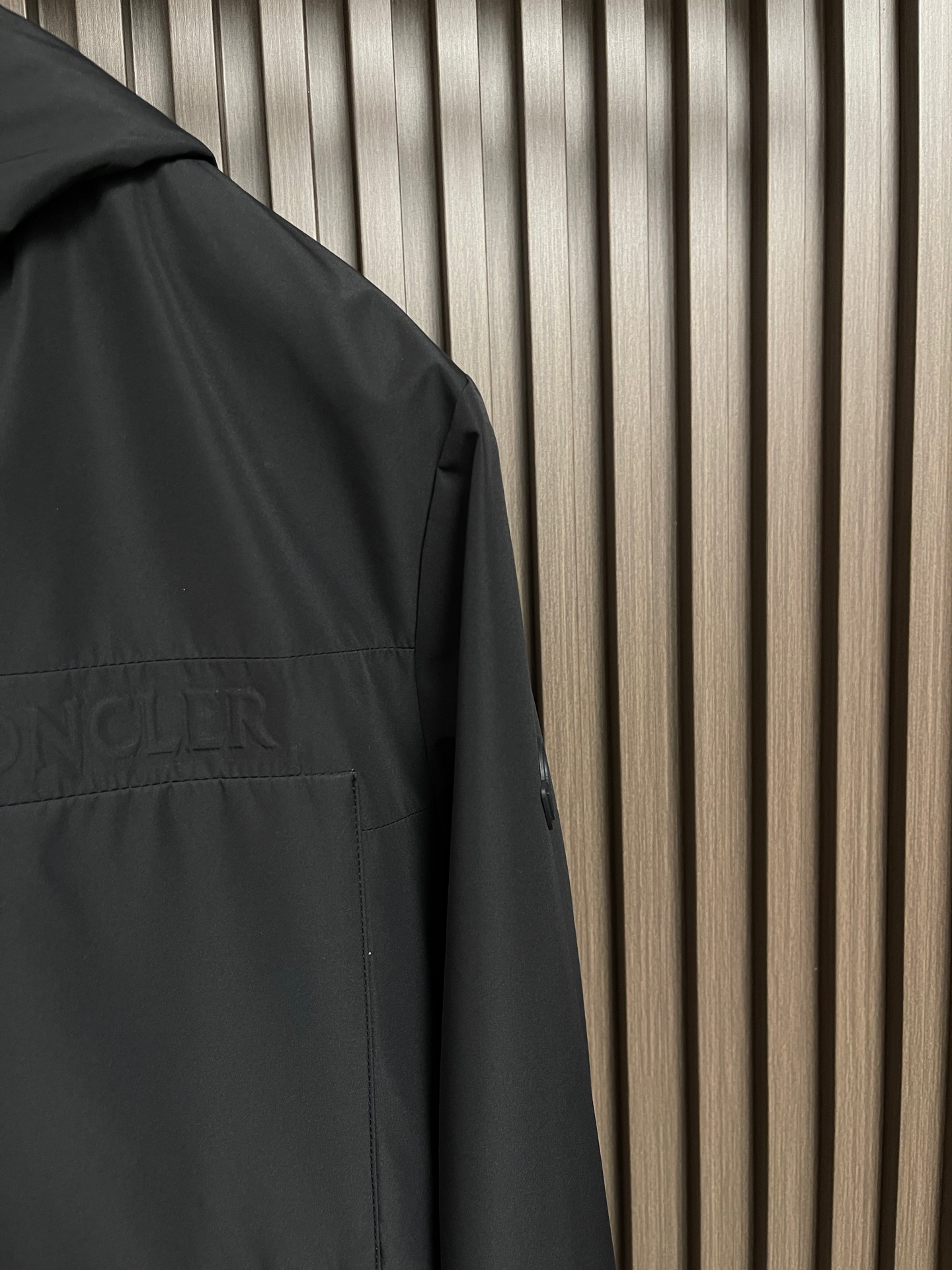 🛒🛒Moncler 2026FW男士连帽夹克外套，休闲日常穿搭单品！上身修饰身形、定制面料将时装美学和新都市商务休闲概念