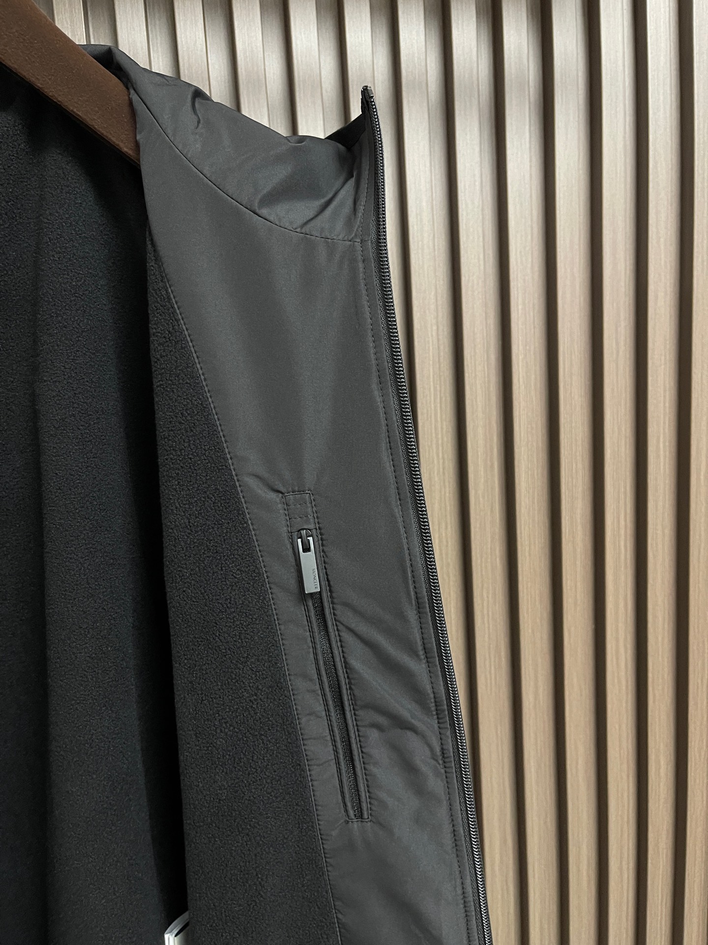 🛒🛒Moncler 2026FW男士连帽夹克外套，休闲日常穿搭单品！上身修饰身形、定制面料将时装美学和新都市商务休闲概念