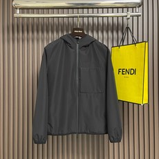 🛒🛒Moncler 2026FW男士连帽夹克外套,休闲日常穿搭单品!上身修饰身形、定制面料将时装美学和新都市商务休闲概念 🛒🛒Moncler 2026FW男士连帽夹克外套,休闲日常穿搭单品!上身修饰身形、定制面料将时装美学和新都市商务休闲概念