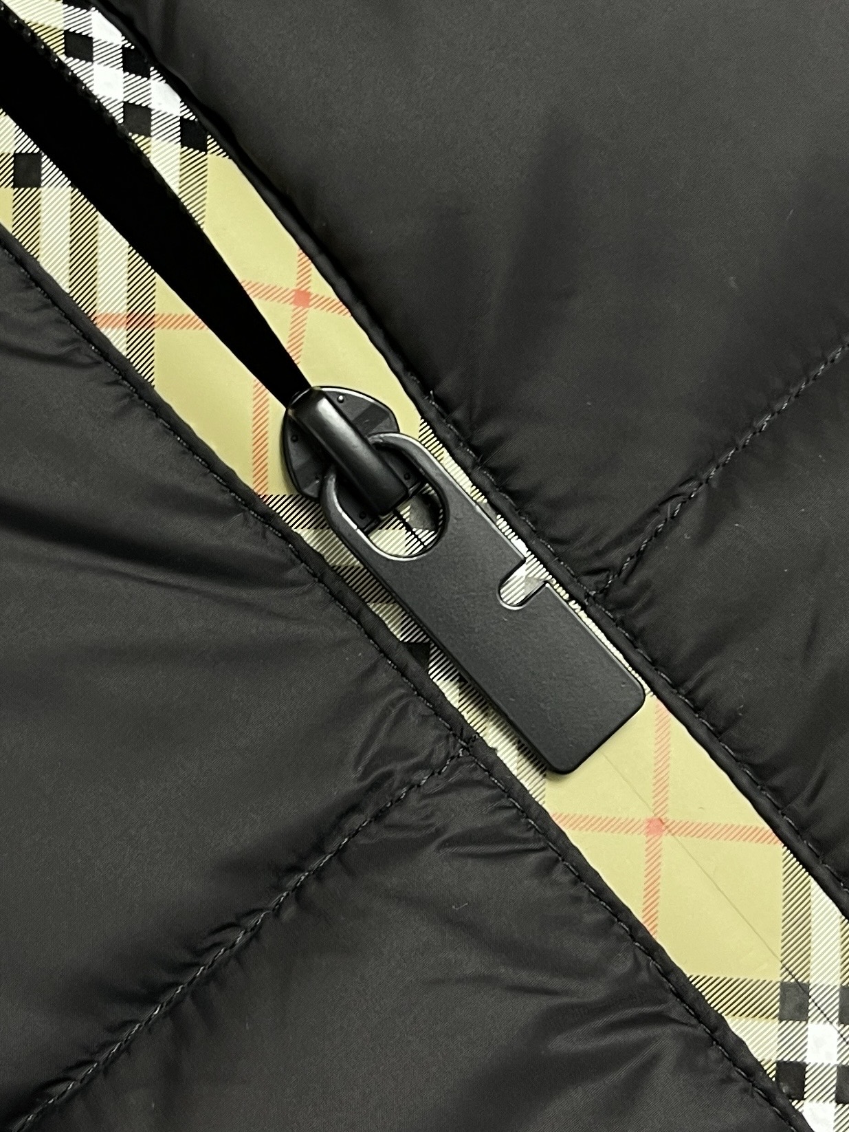 🛒🛒Burberry 立领无袖羽绒服羽绒马甲，经典品牌标识格纹拉链点缀，处处细节显工艺足够的高级，结构性剪裁的设计改变来