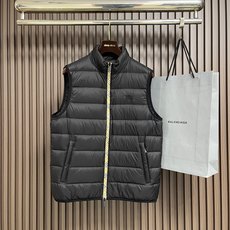 🛒🛒Burberry 立领无袖羽绒服羽绒马甲,经典品牌标识格纹拉链点缀,处处细节显工艺足够的高级,结构性剪裁的设计改变来 🛒🛒Burberry 立领无袖羽绒服羽绒马甲,经典品牌标识格纹拉链点缀,处处细节显工艺足够的高级,结构性剪裁的设计改变来