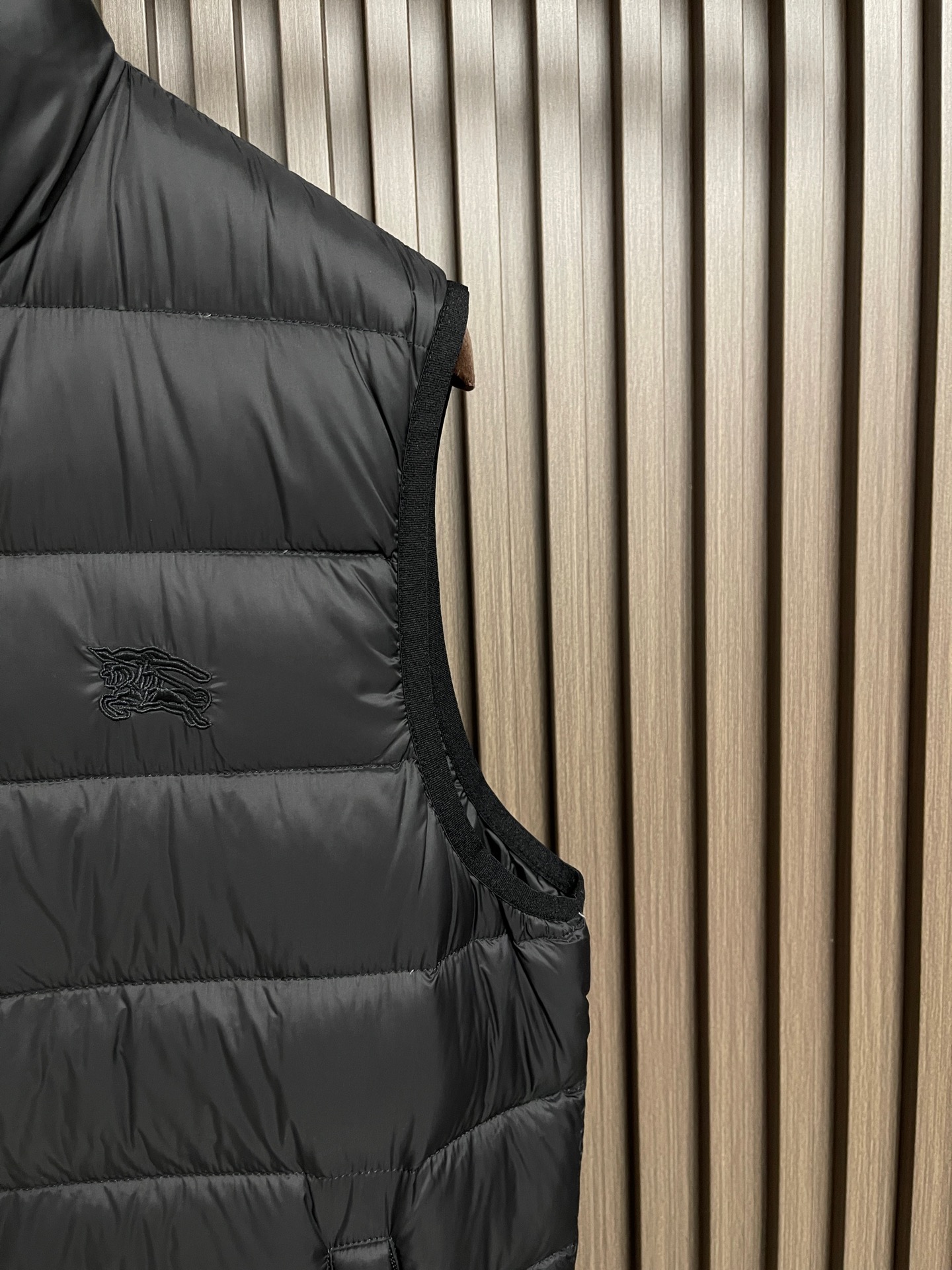 🛒🛒Burberry 立领无袖羽绒服羽绒马甲，经典品牌标识格纹拉链点缀，处处细节显工艺足够的高级，结构性剪裁的设计改变来