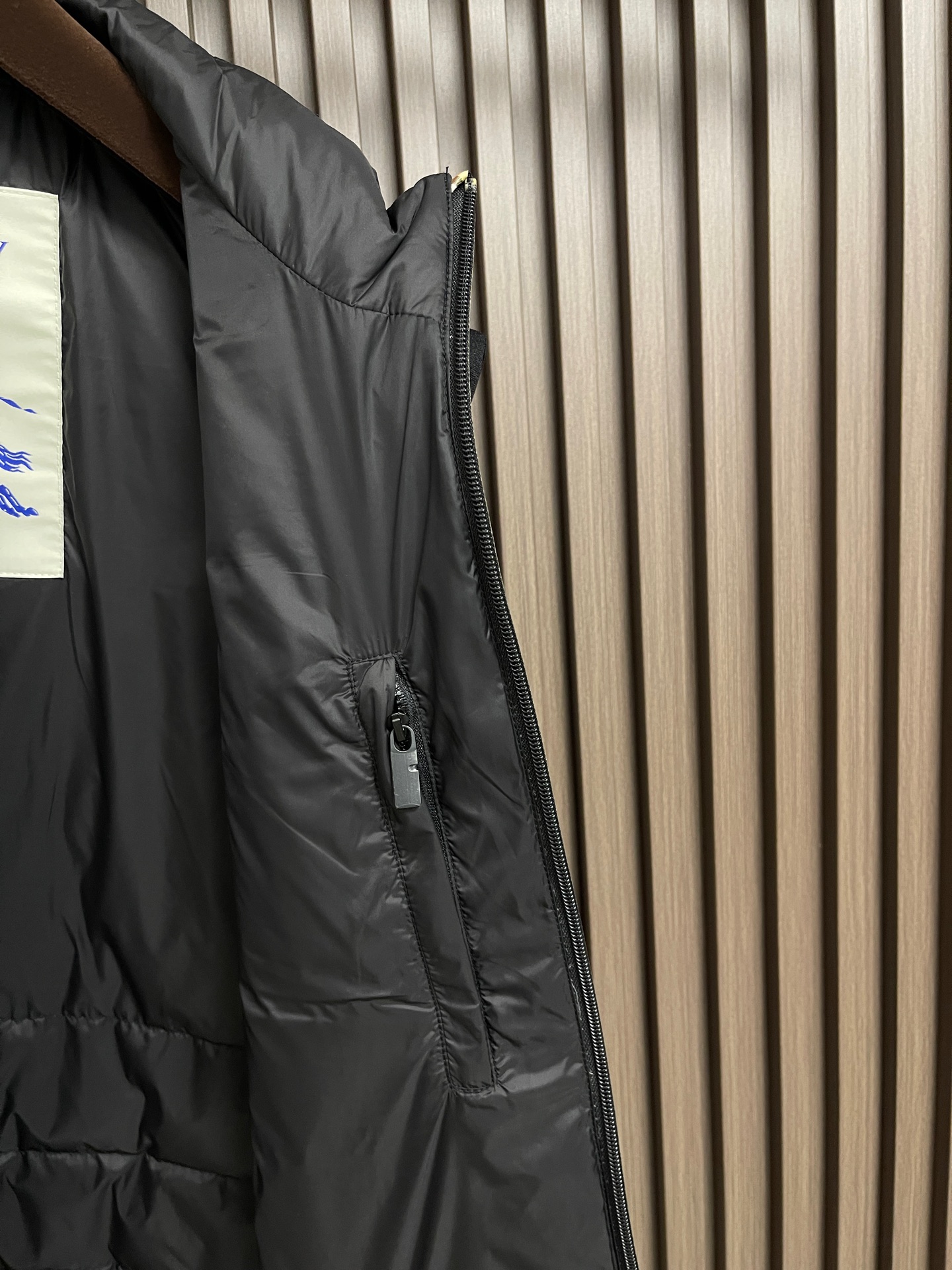 🛒🛒Burberry 立领无袖羽绒服羽绒马甲，经典品牌标识格纹拉链点缀，处处细节显工艺足够的高级，结构性剪裁的设计改变来