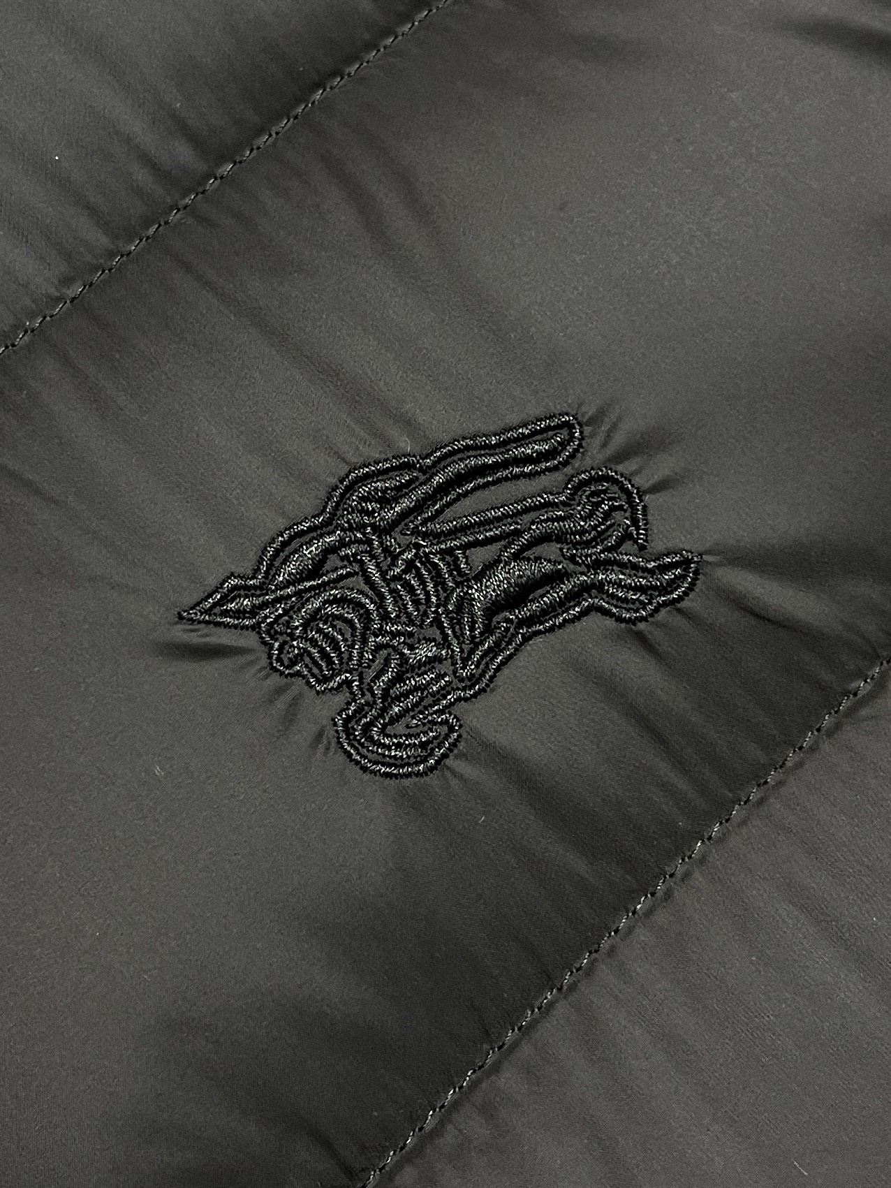 🛒🛒Burberry 立领无袖羽绒服羽绒马甲，经典品牌标识格纹拉链点缀，处处细节显工艺足够的高级，结构性剪裁的设计改变来