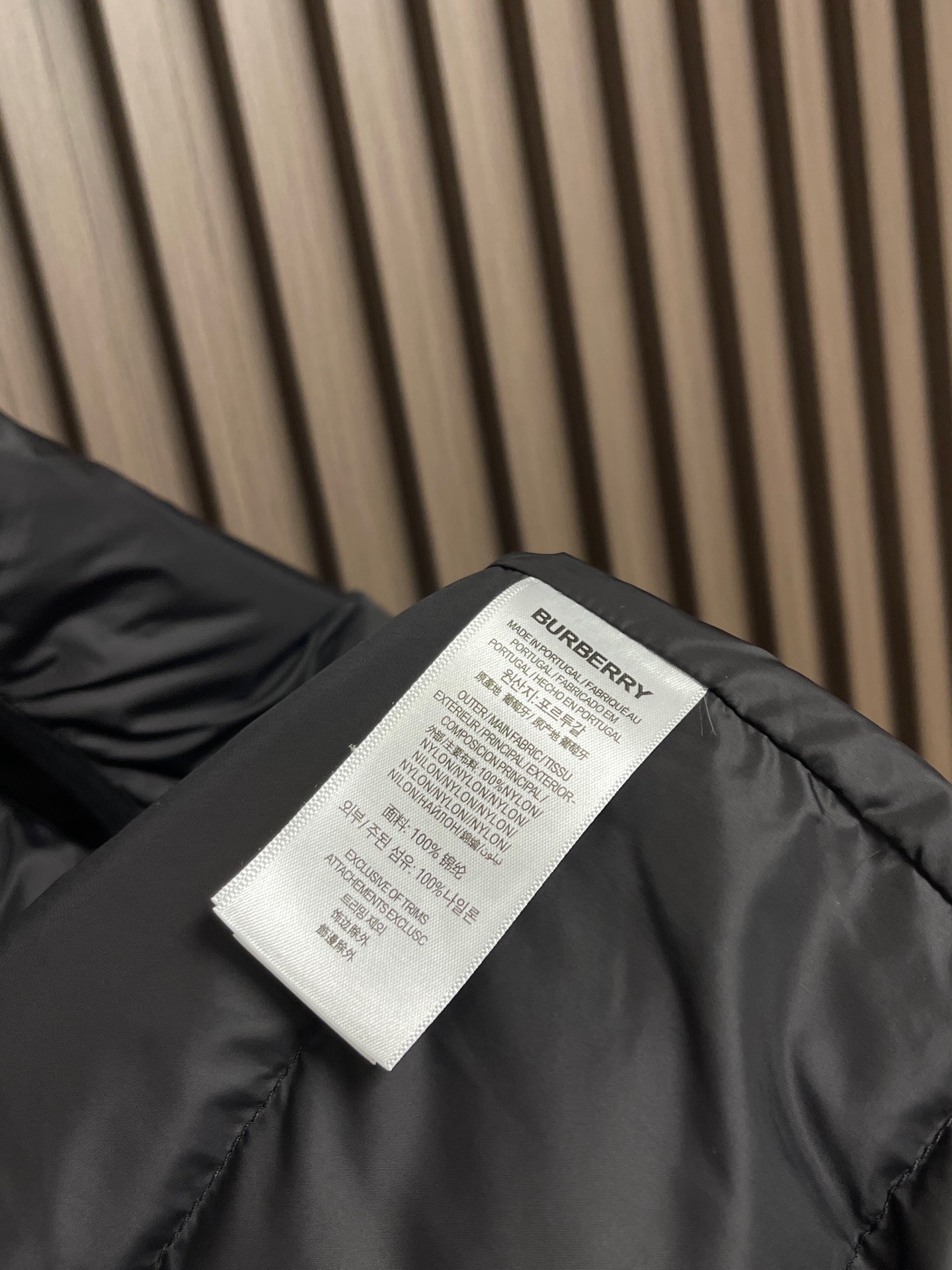🛒🛒Burberry 立领无袖羽绒服羽绒马甲，经典品牌标识格纹拉链点缀，处处细节显工艺足够的高级，结构性剪裁的设计改变来