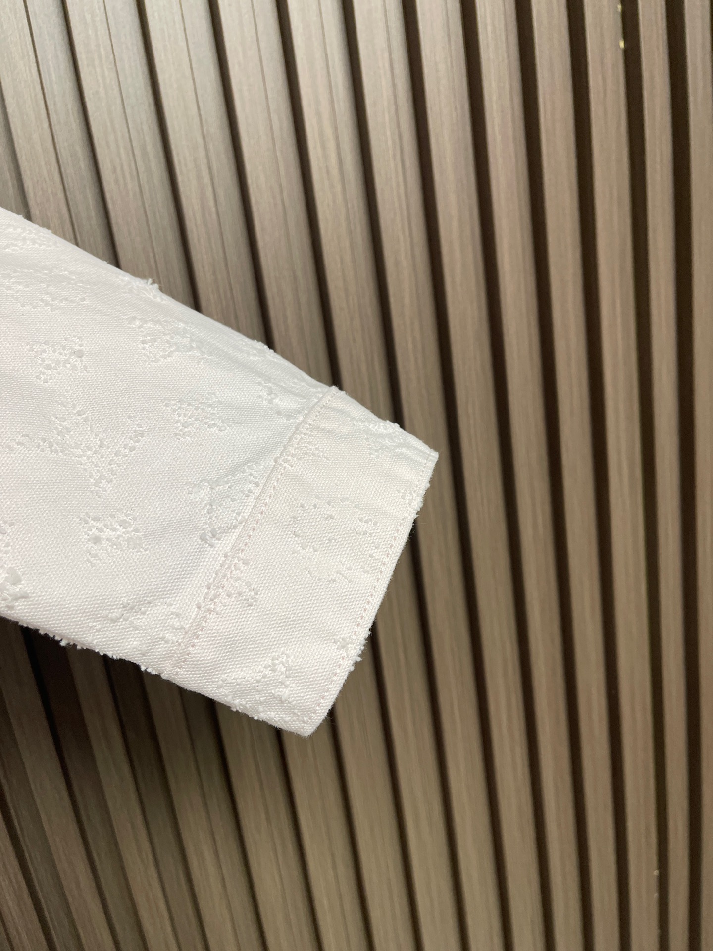 🛒🛒LV 2026S秋季新品水洗牛仔外套，采用定制高品质斜纹棉质水洗牛仔面料，纹理细腻，棉感自然，既有筋骨感又不失柔软，