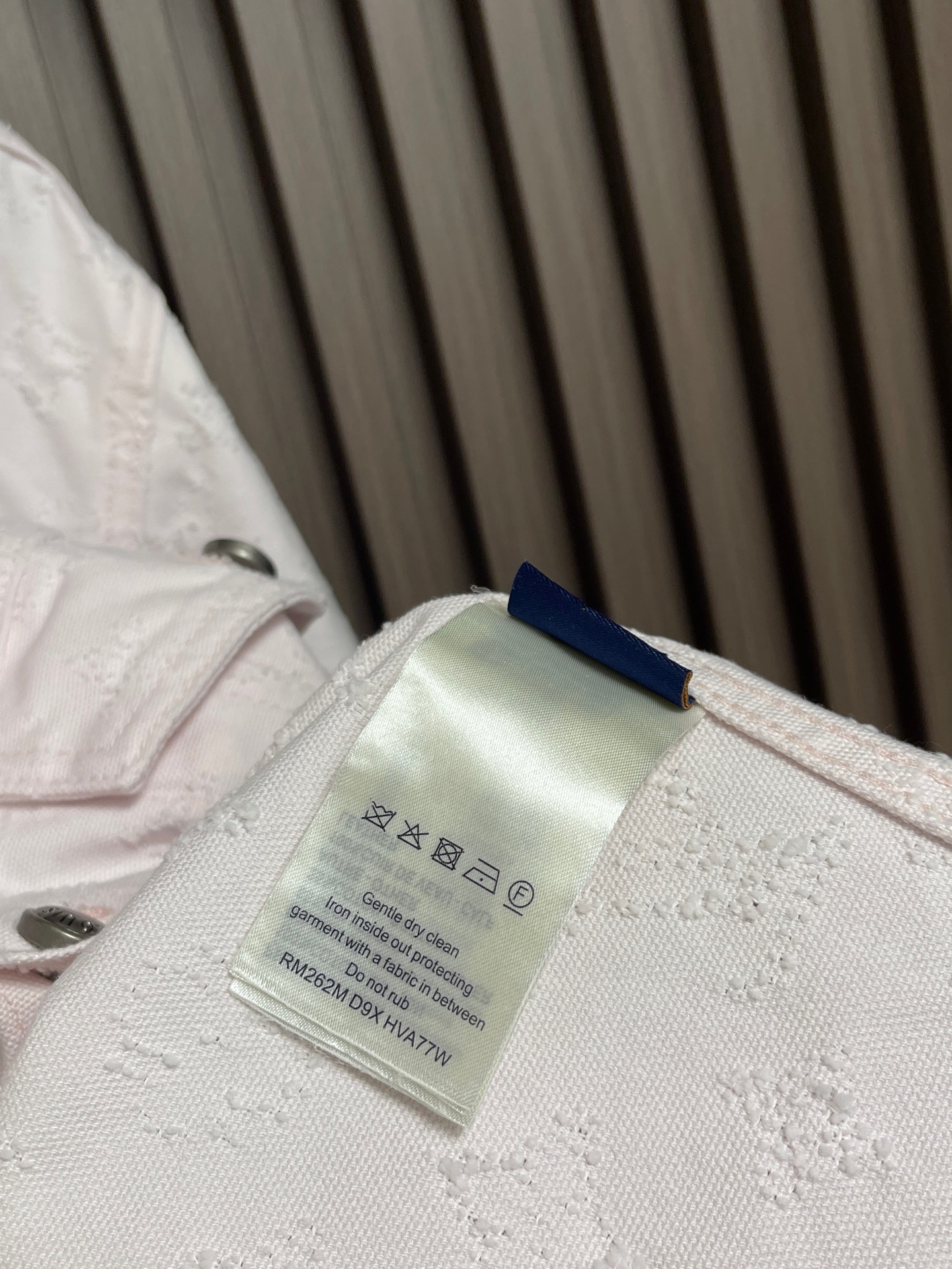 🛒🛒LV 2026S秋季新品水洗牛仔外套，采用定制高品质斜纹棉质水洗牛仔面料，纹理细腻，棉感自然，既有筋骨感又不失柔软，