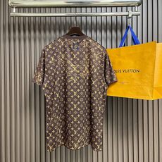 🛒🛒LV 涂鸦老花针织短袖T恤,2026ss秋冬男士系列Monogram iti 提花针织短袖深棕底色+暖橘棕提花,低饱 🛒🛒LV 涂鸦老花针织短袖T恤,2026ss秋冬男士系列Monogram iti 提花针织短袖深棕底色+暖橘棕提花,低饱