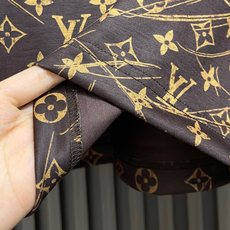 🛒🛒LV 涂鸦老花针织短袖T恤,2026ss秋冬男士系列Monogram iti 提花针织短袖深棕底色+暖橘棕提花,低饱 🛒🛒LV 涂鸦老花针织短袖T恤,2026ss秋冬男士系列Monogram iti 提花针织短袖深棕底色+暖橘棕提花,低饱