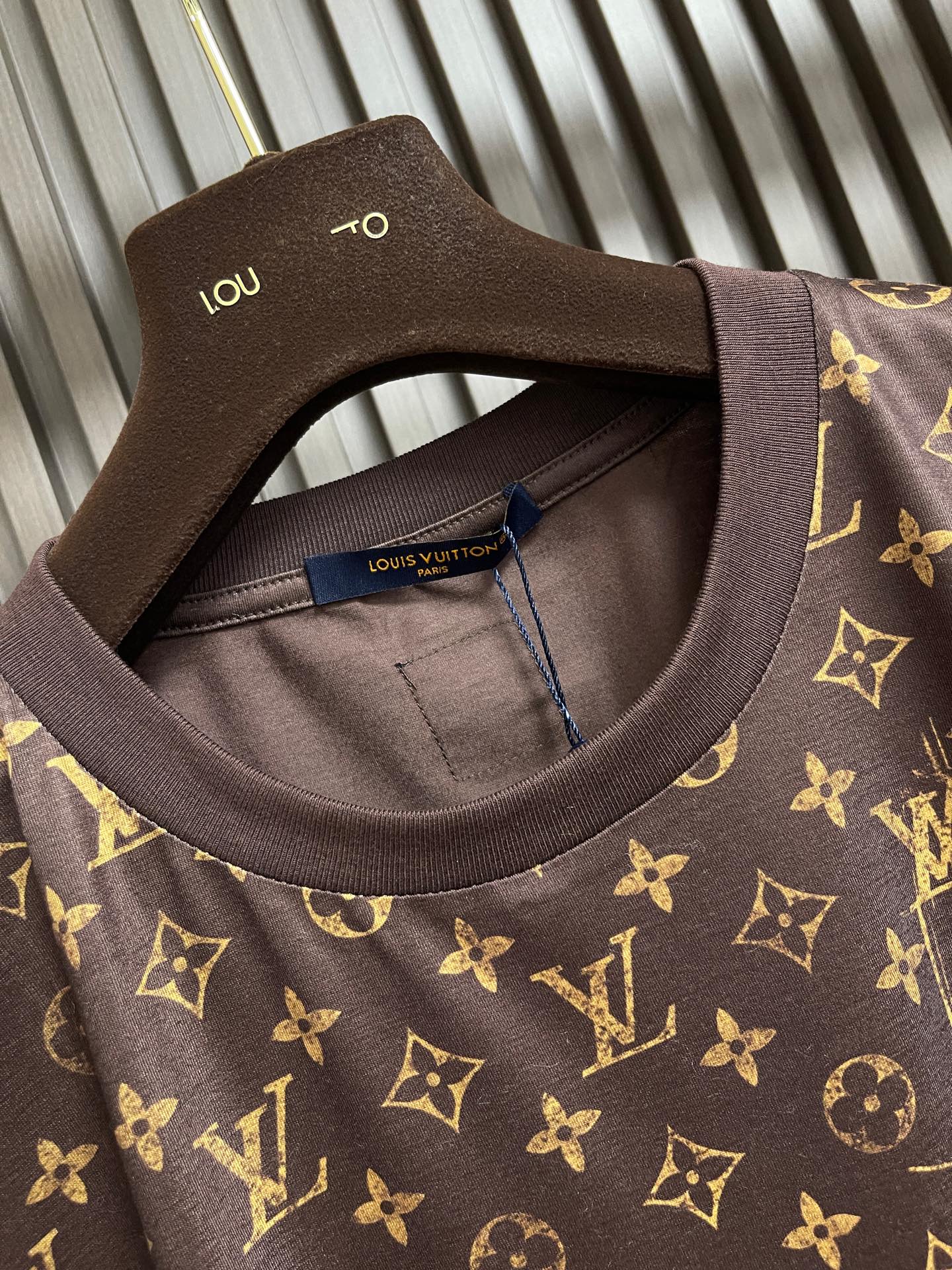 🛒🛒LV 涂鸦老花针织短袖T恤,2026ss秋冬男士系列Monogram iti 提花针织短袖深棕底色+暖橘棕提花,低饱 🛒🛒LV 涂鸦老花针织短袖T恤,2026ss秋冬男士系列Monogram iti 提花针织短袖深棕底色+暖橘棕提花,低饱